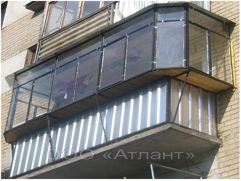 Металлический балкон с выносом на 3 стороны, 3 створки (2 на фасадной части, 1 по бокам), стекло 4мм., отделка снаружи -профлист, цвет черный, москитная сетка 1 шт., крыша - козырек, крепление под шторы, пластиковый подоконник от Добрые Окна торгово-монтажная компания